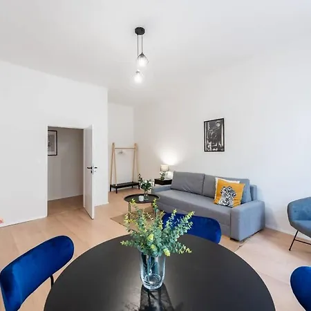 Urban 2br Haven With Sofa Bed In