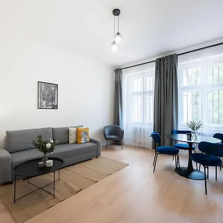 Urban 2br Haven With Sofa Bed In Praga