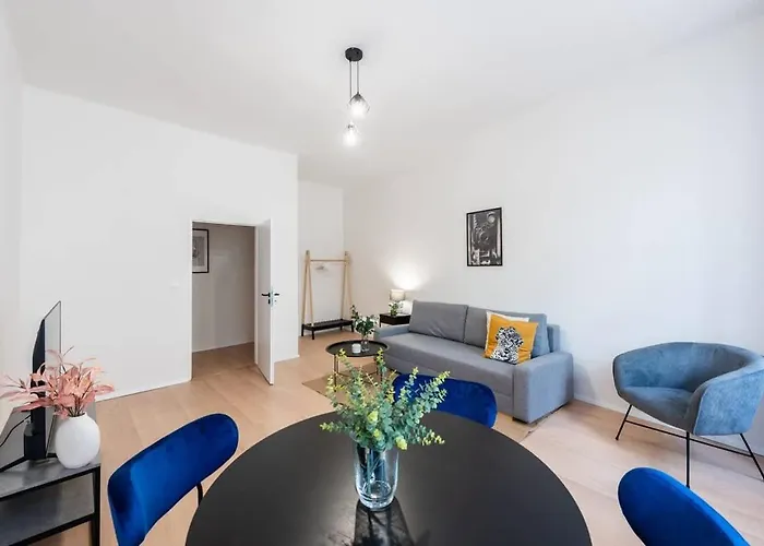 Urban 2br Haven With Sofa Bed In
