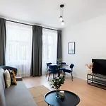 Urban 2br Haven With Sofa Bed In Apartment